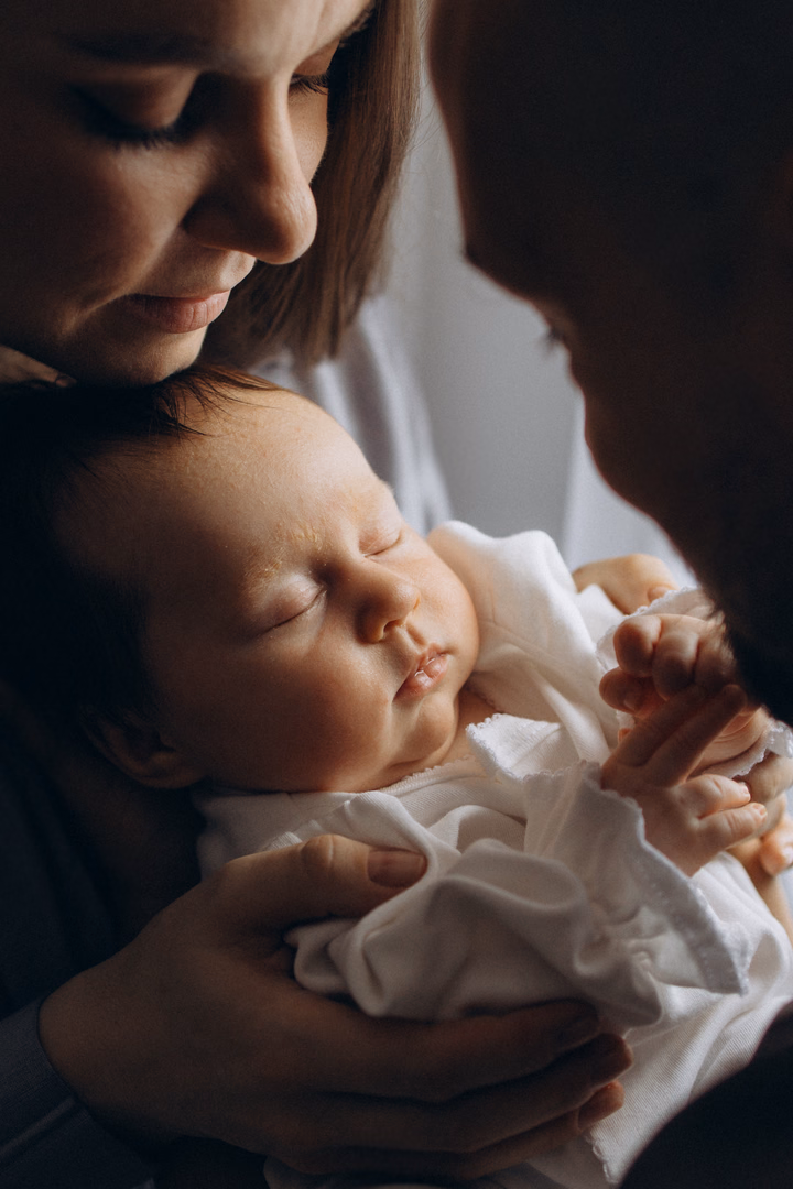 Новорождённый на руках у родителя